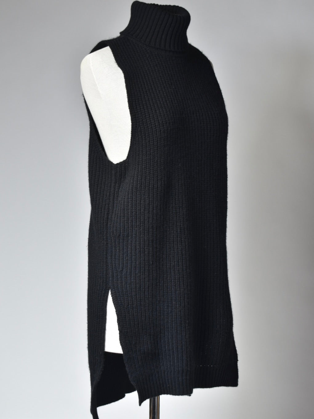 Lang, høyhalset vest