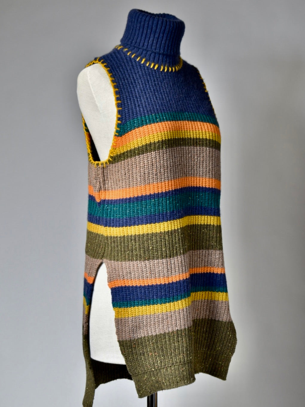 Lang, høyhalset vest