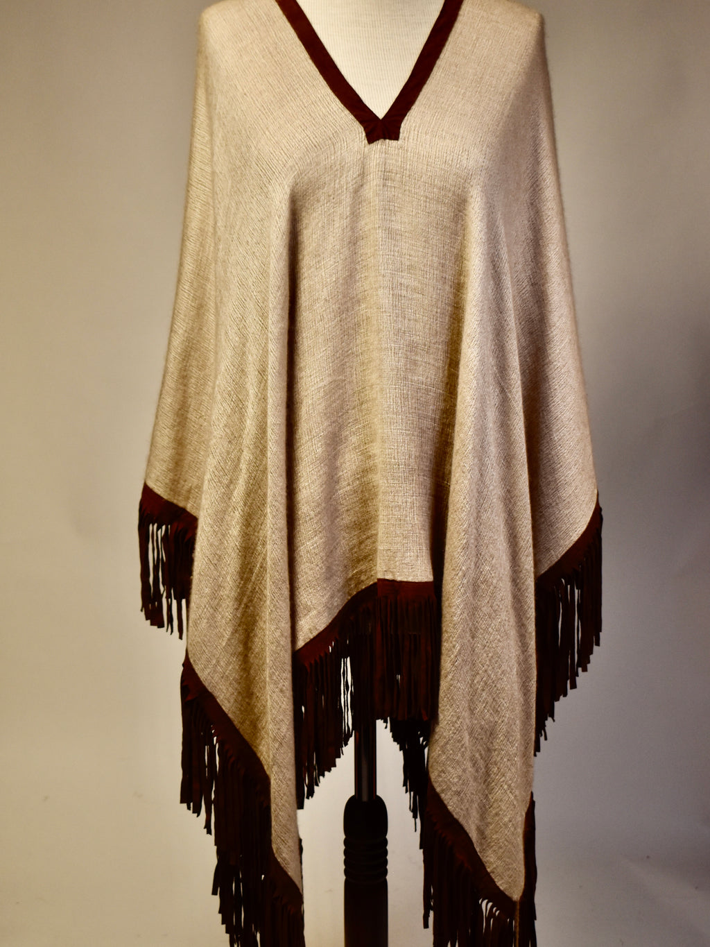 Cashmere/silke-poncho med skinnfrynser