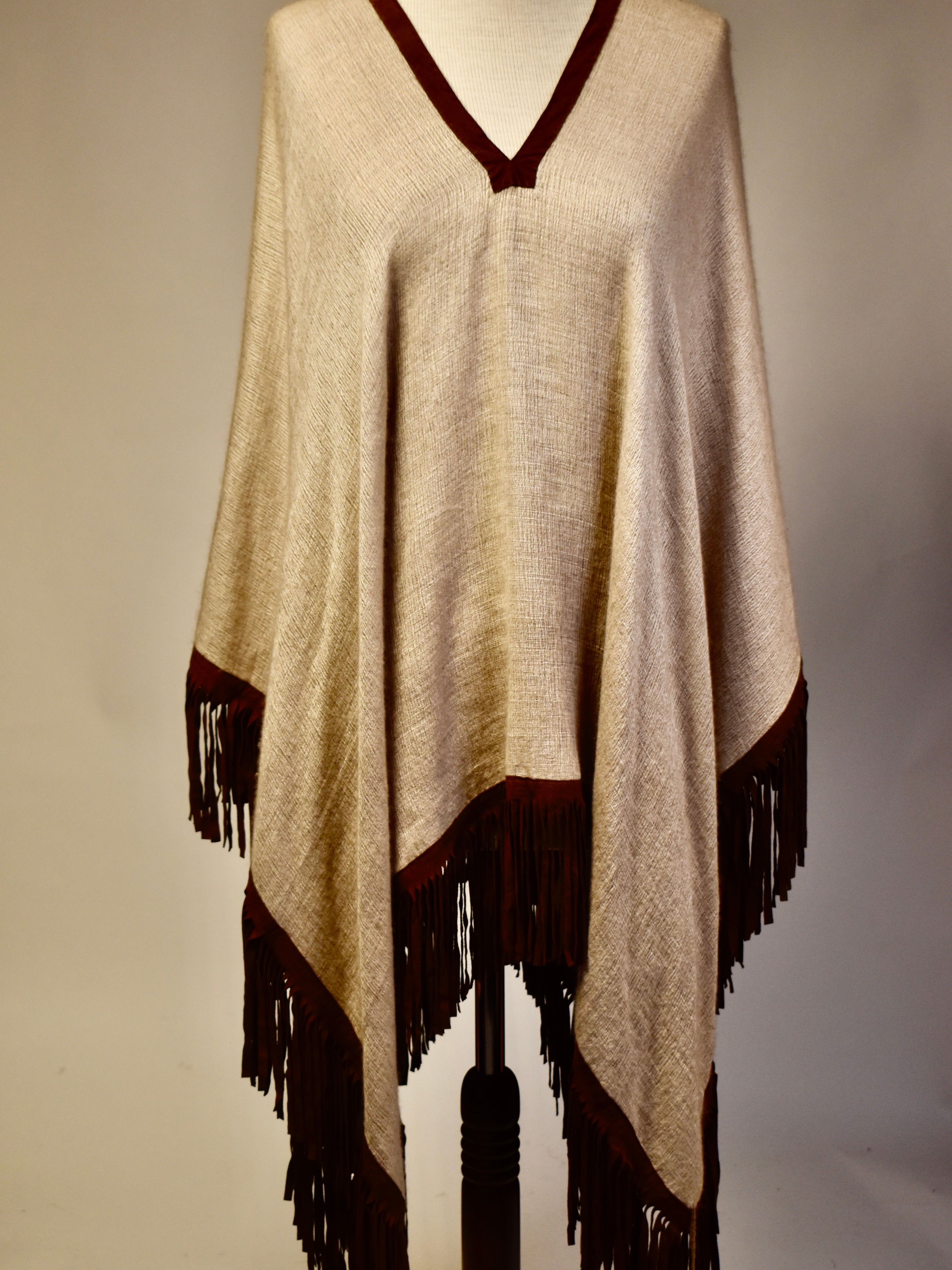 Cashmere/silke-poncho med skinnfrynser