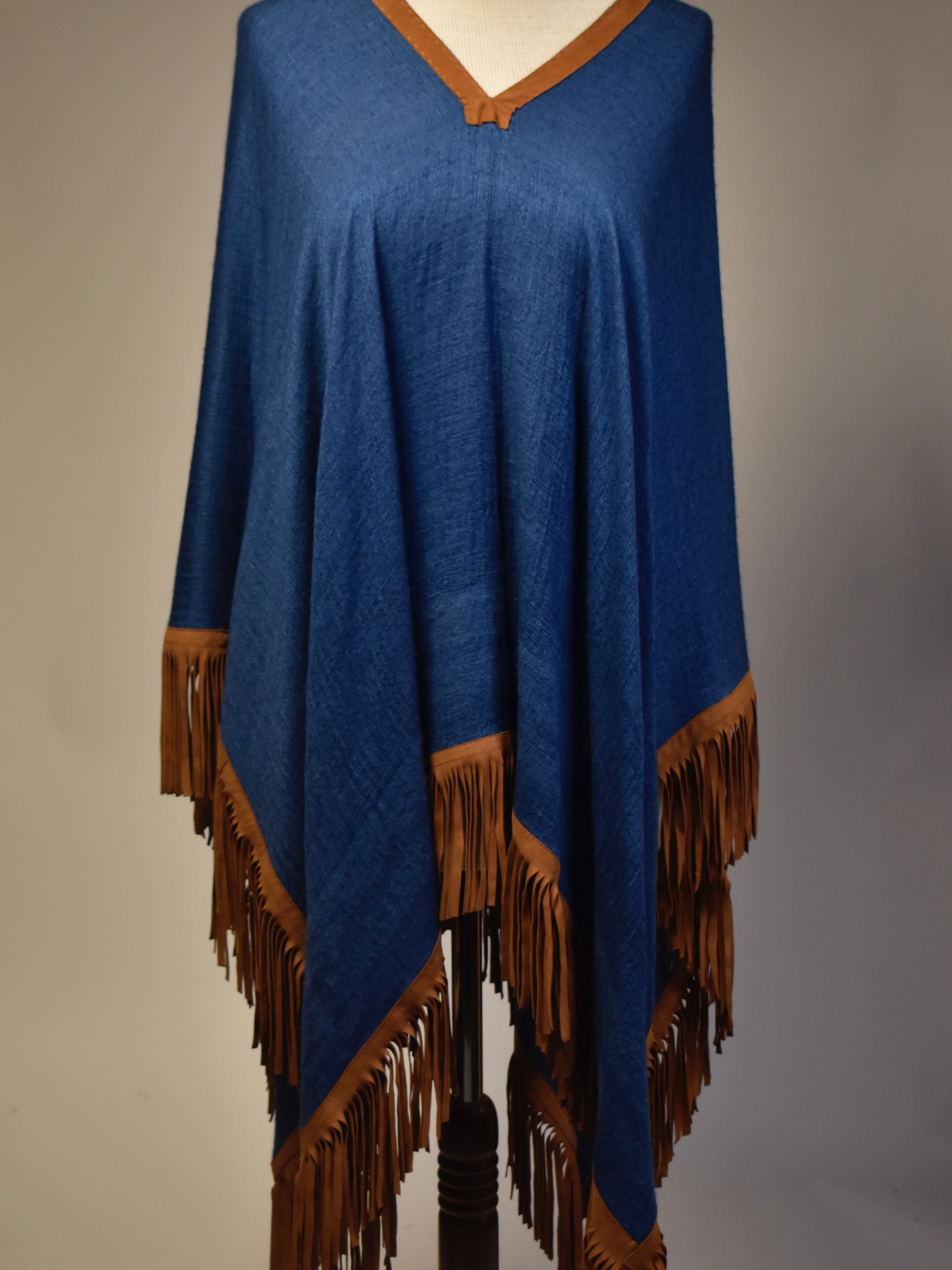 Cashmere/silke-poncho med skinnfrynser