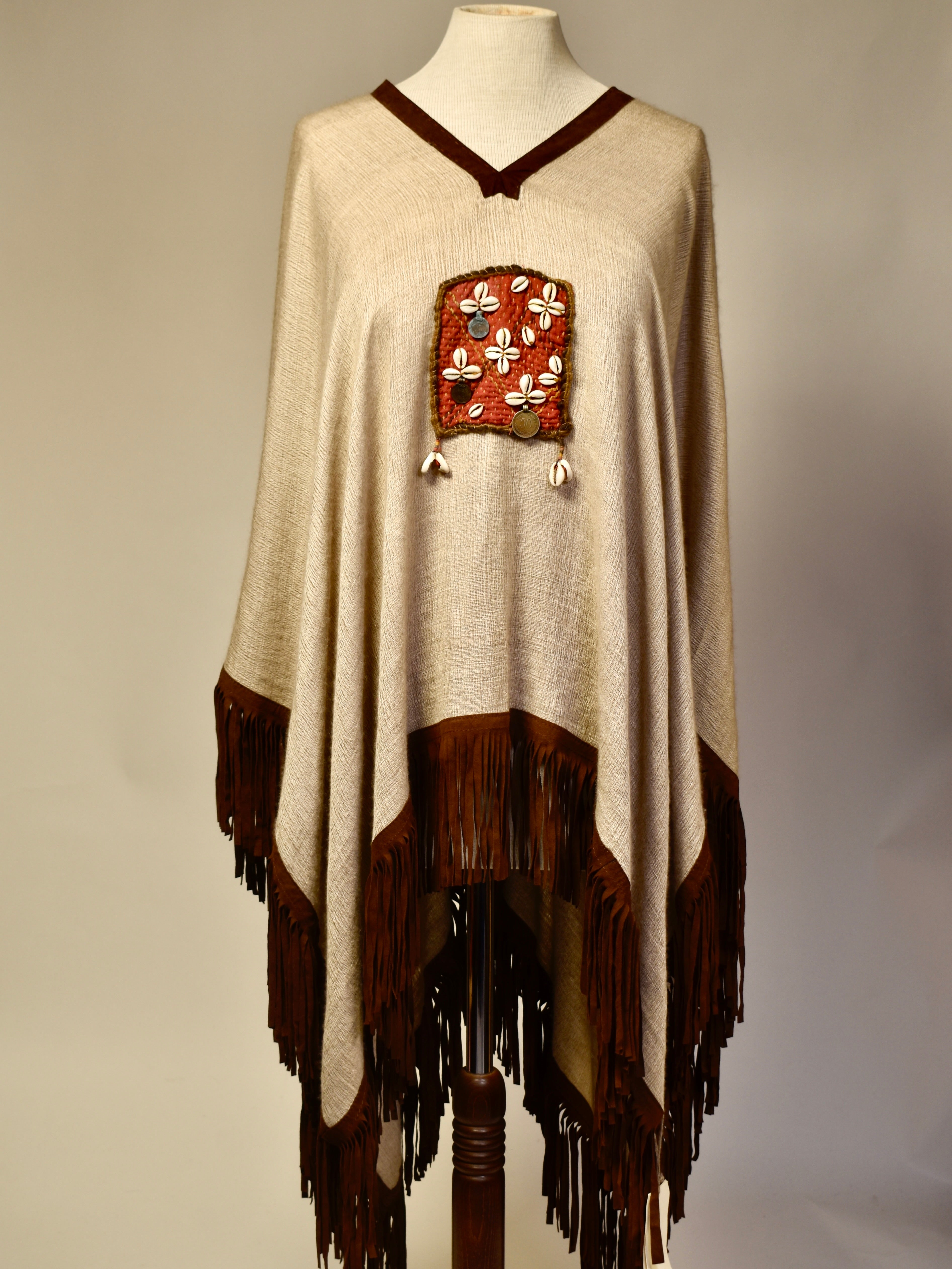 Cashmere/silke-poncho med skinnfrynser