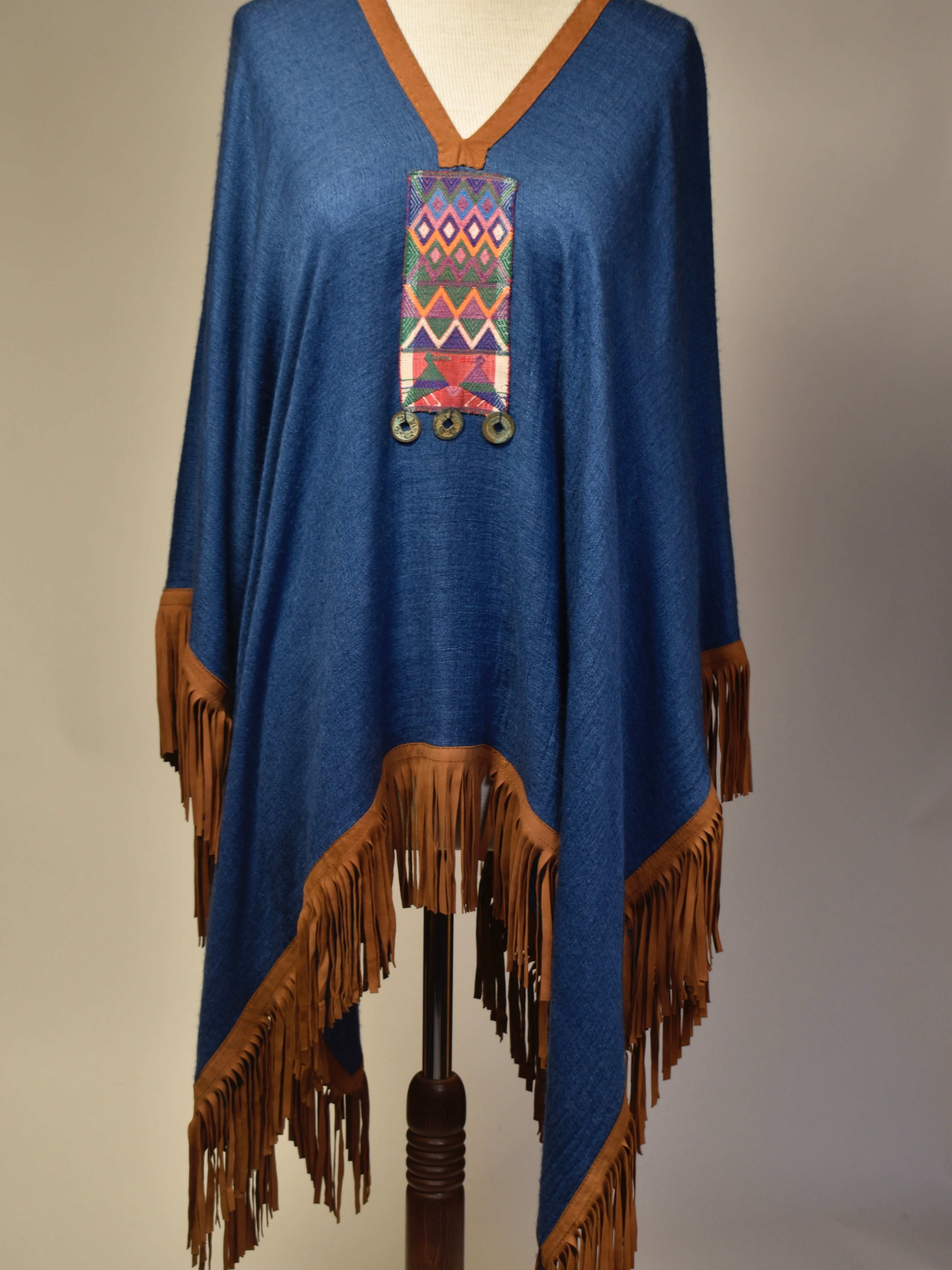 Cashmere/silke-poncho med skinnfrynser