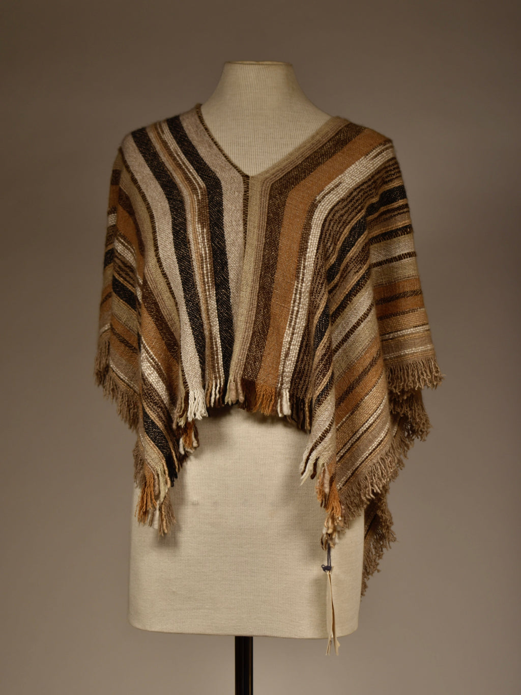 Cashmereponcho i naturstriper