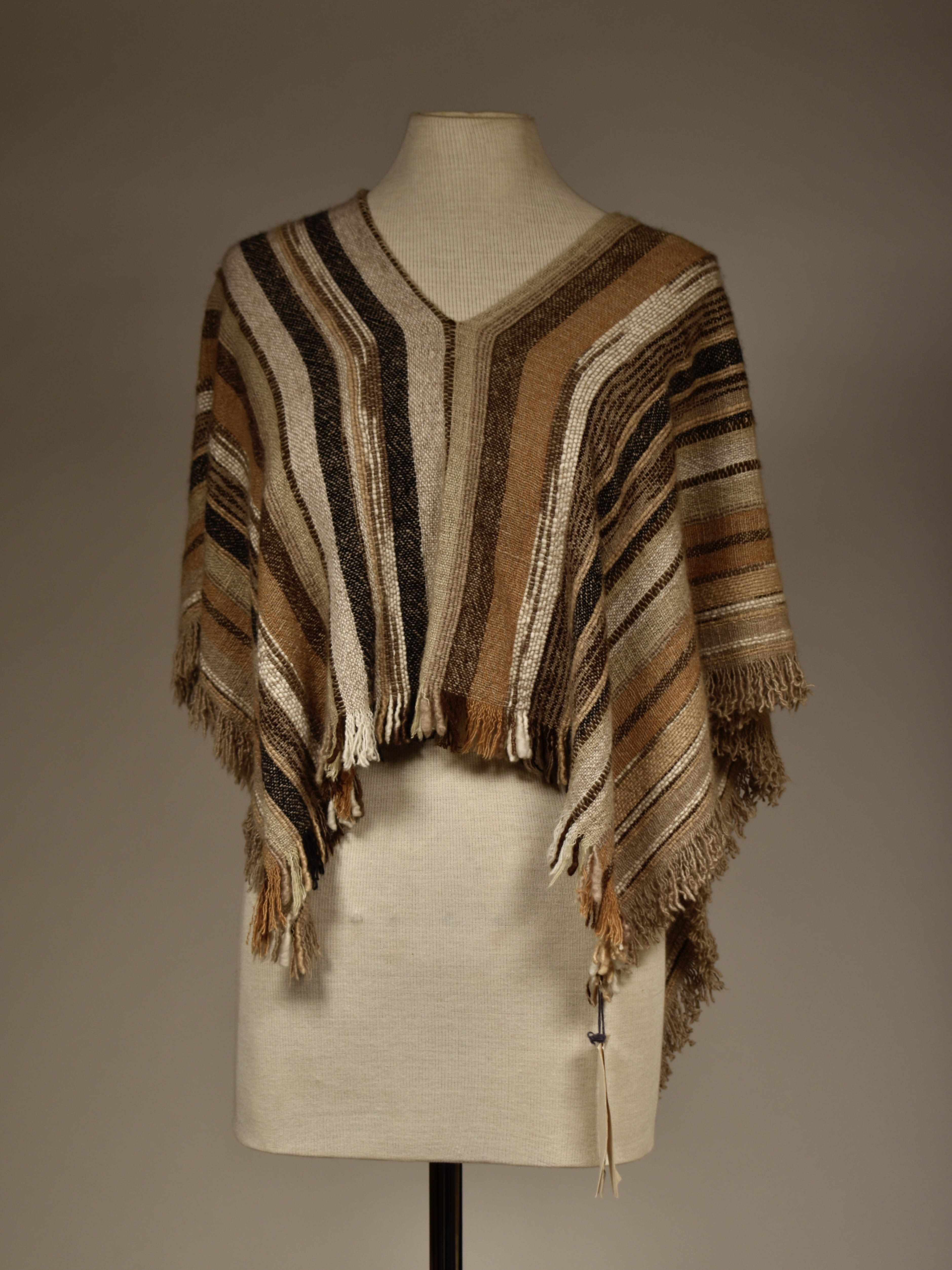 Cashmereponcho i naturstriper