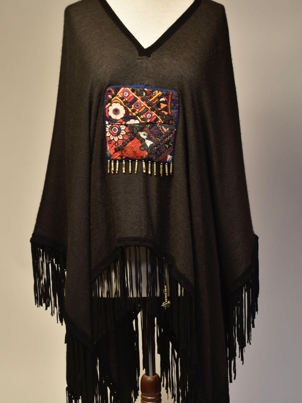 Cashmere/silke-poncho med skinnfrynser Poncho
