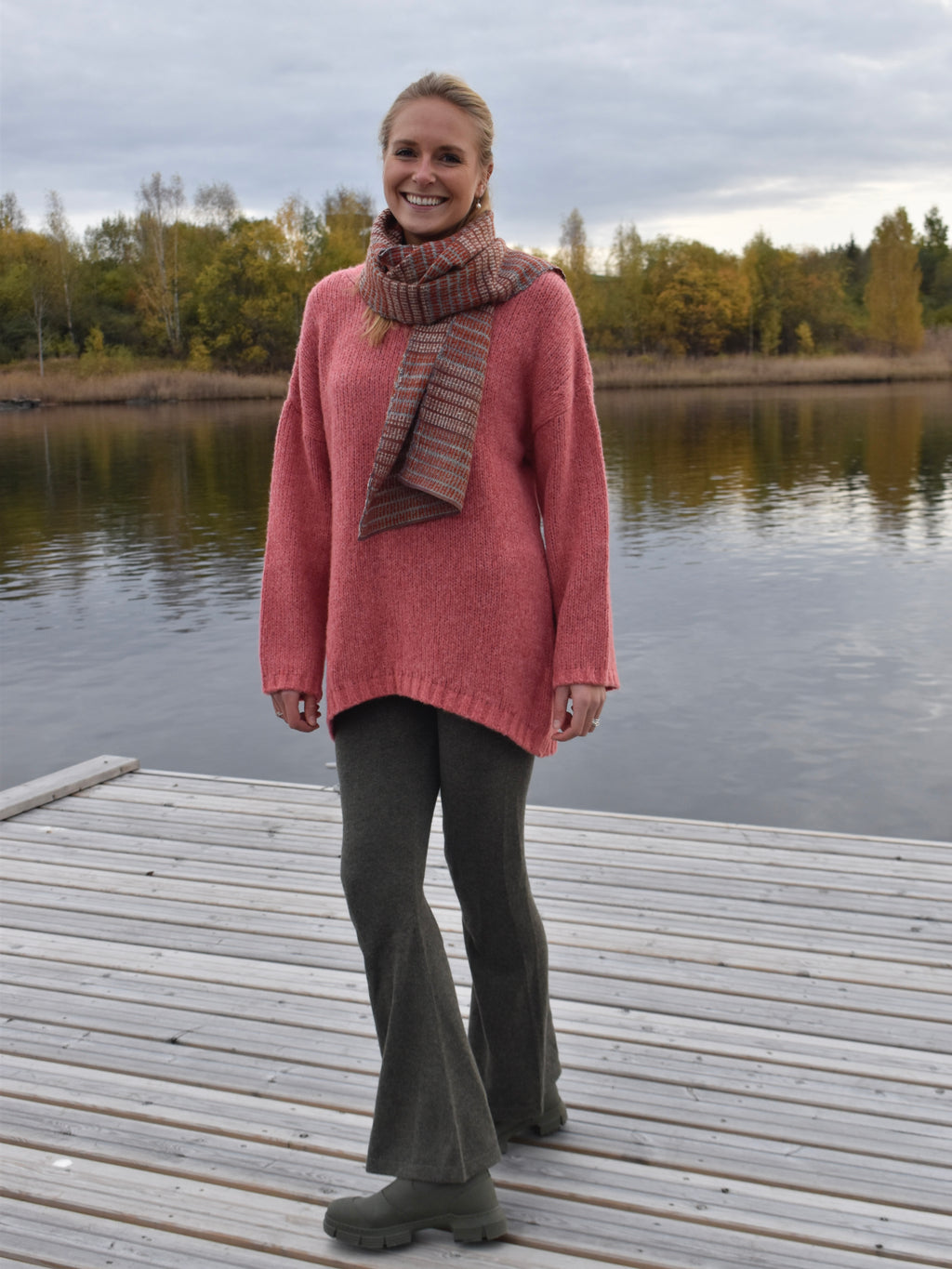 Oversize strikket cahmeregenser