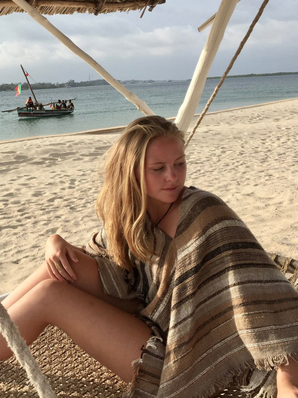 Cashmereponcho i naturstriper