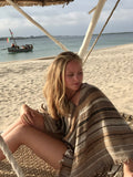 Cashmereponcho i naturstriper