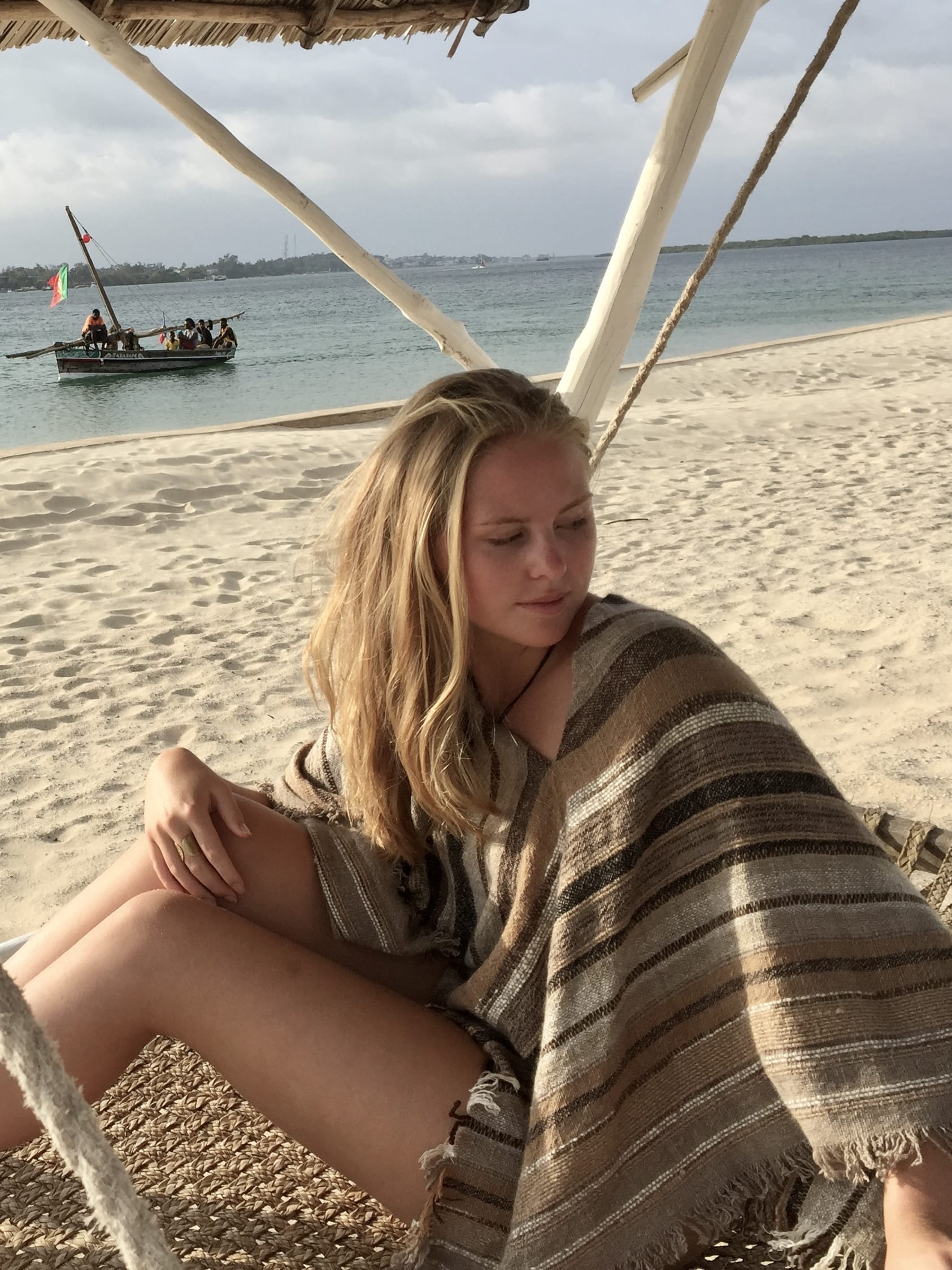 Cashmereponcho i naturstriper