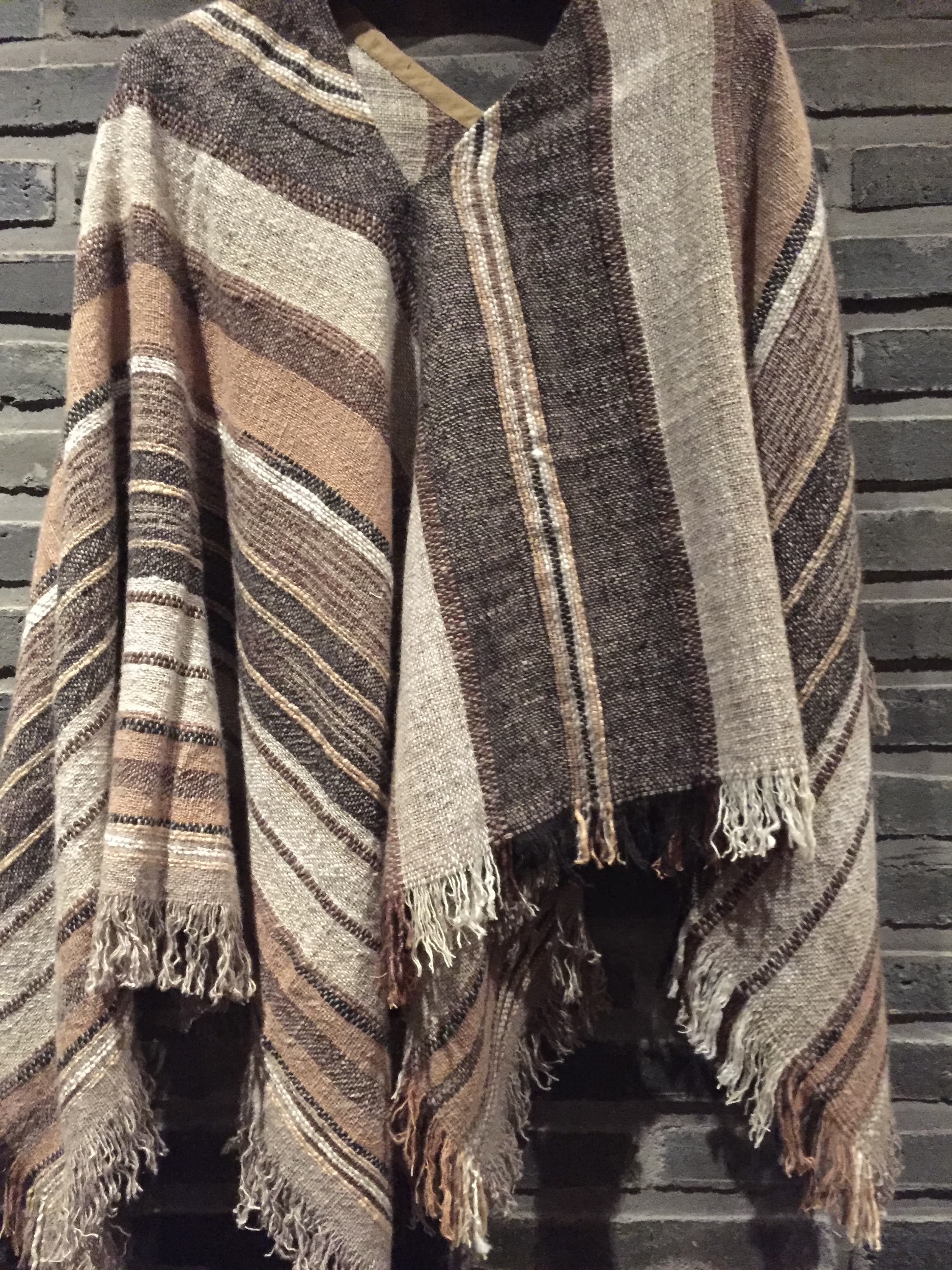 Cashmereponcho i naturstriper