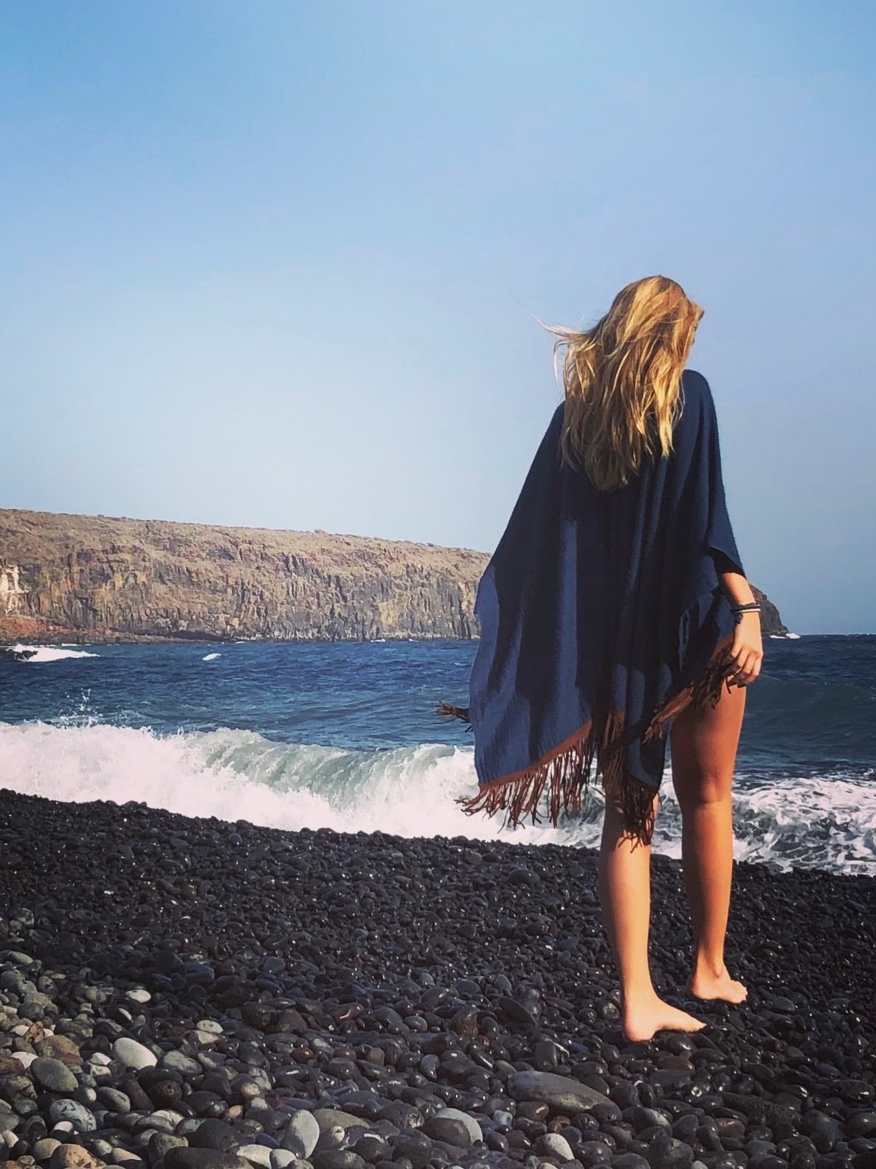 Cashmere/silke-poncho med skinnfrynser